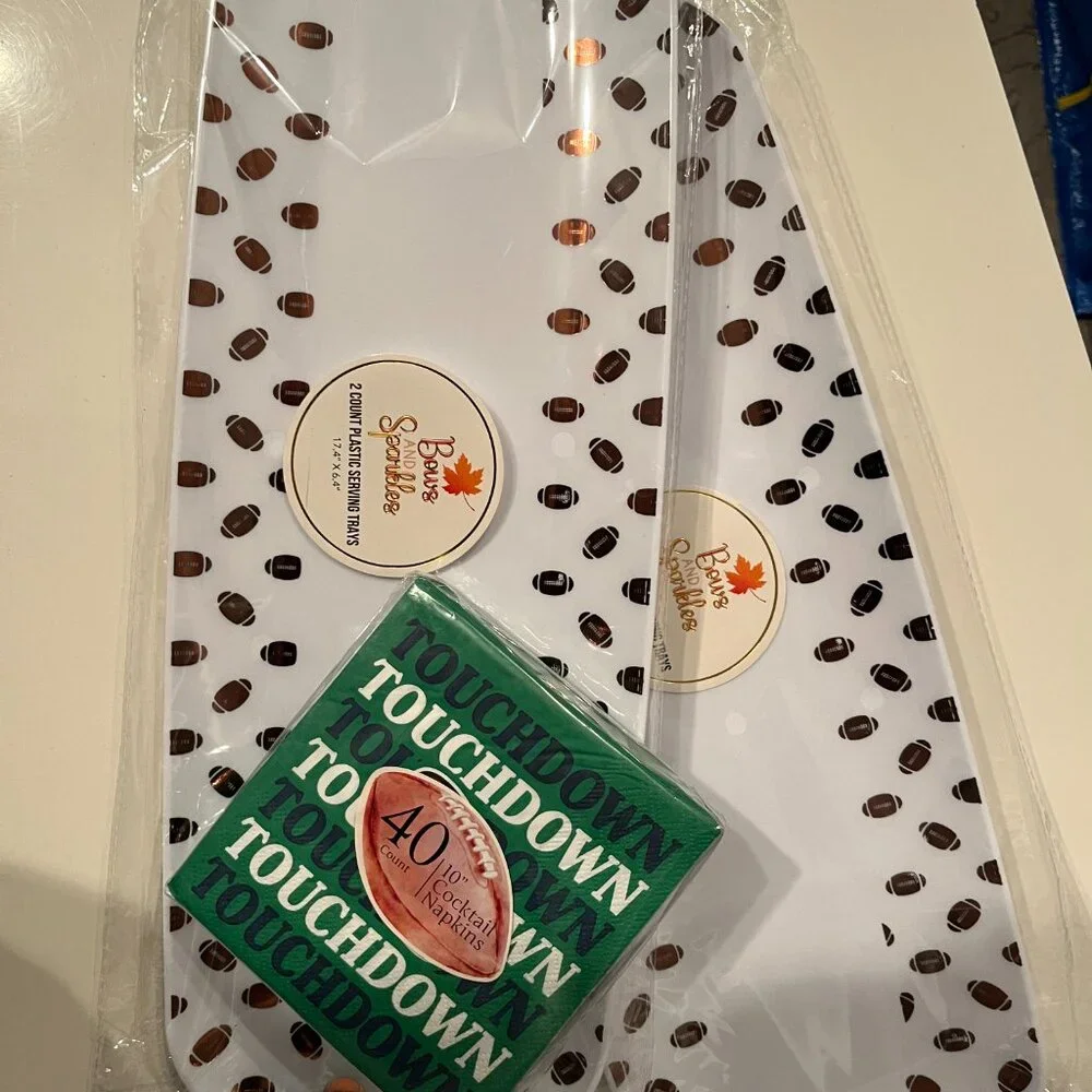Football Plastic Serving Trays (4) and Football Napkins (new)/ps/x)‎